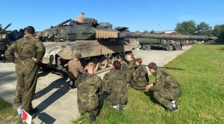 Viel Interesse an einem Leopard-Panzer. Foto: Bundeswehr/Neuber