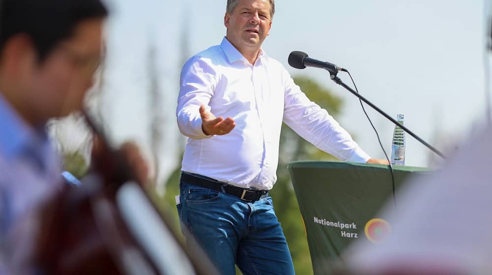 «Njebudźemy po wólbach krajneho sejma z AfD koalěrować abo hromadźe dźěłać», praji Saksko-Anhaltski krajny šef CDU Sven Schulze. (Archivbild) / Foto: Matthias Bein/dpa
