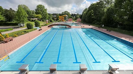 The outdoor pool season in Chemnitz is extended by a week. (Archive picture) / Photo: Jan Woitas/dpa-Zentralbild/dpa