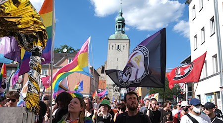 Auch beim Christopher Street Day in Bautzen im vergangenen Jahr trafen Unterstützer auf Gegner. (Archivfoto) / Foto: Sebastian Willnow/dpa