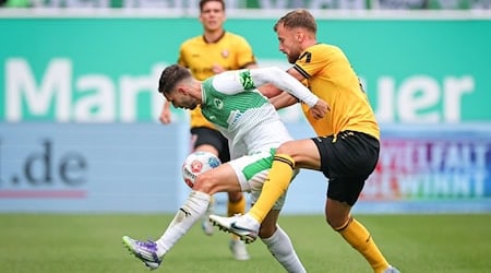 Fürth's Branimir Hrgota (left) in a duel with Lars Bünning from Dynamo Dresden / Photo: Daniel Karmann/dpa