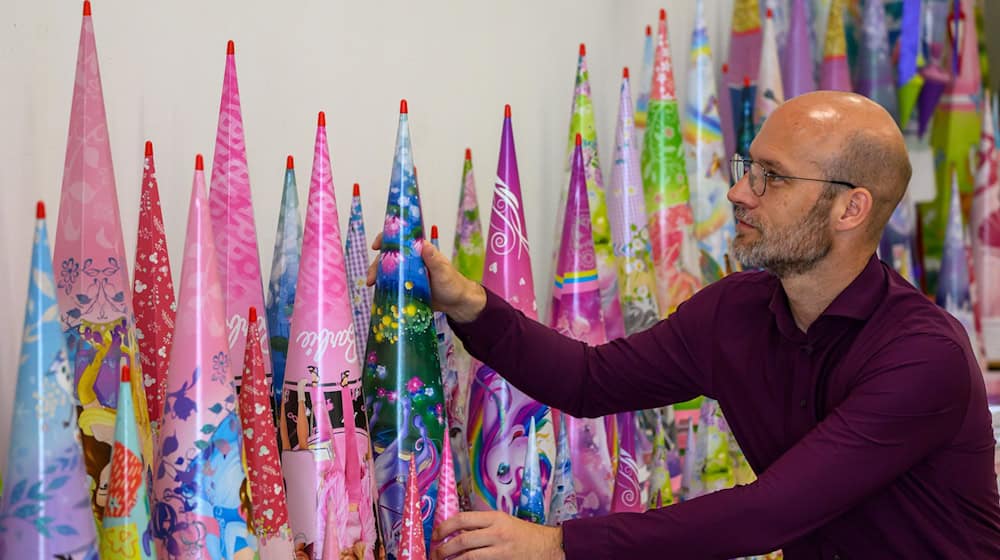 Every year, manufacturer Lukas Roth looks for new motifs for the school starters' sugar cones. Development begins in January of the previous year. / Photo: Hendrik Schmidt/dpa