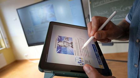 Auszubildende in Sachsen bewerten die digitale Ausstattung ihrer Berufsschulen als schlecht. (Symbolbild) / Foto: Heiko Rebsch/dpa