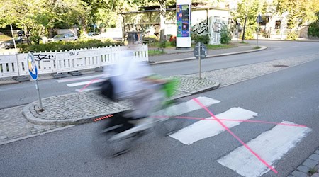Für einen sicheren Weg über die Straße müssten Schulkinder und Anwohner nun weit laufen. (Archivbild) / Foto: Sebastian Kahnert/dpa