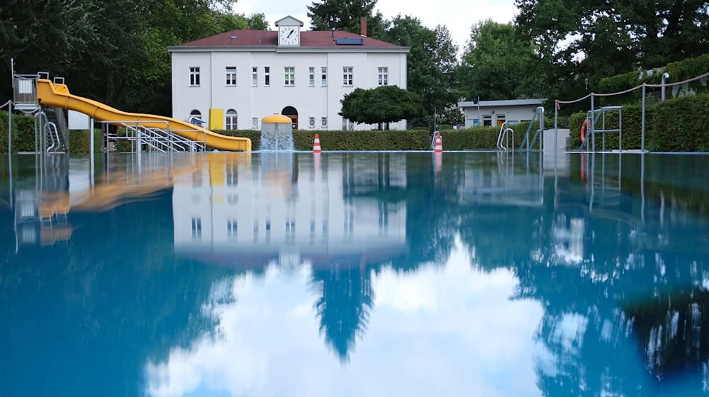 Sachsens Freibäder ziehen eine durchwachsene Zwischenbilanz. (Archivbild) / Foto: Sebastian Willnow/dpa