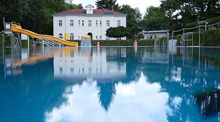 Sachsens Freibäder ziehen eine durchwachsene Zwischenbilanz. (Archivbild) / Foto: Sebastian Willnow/dpa