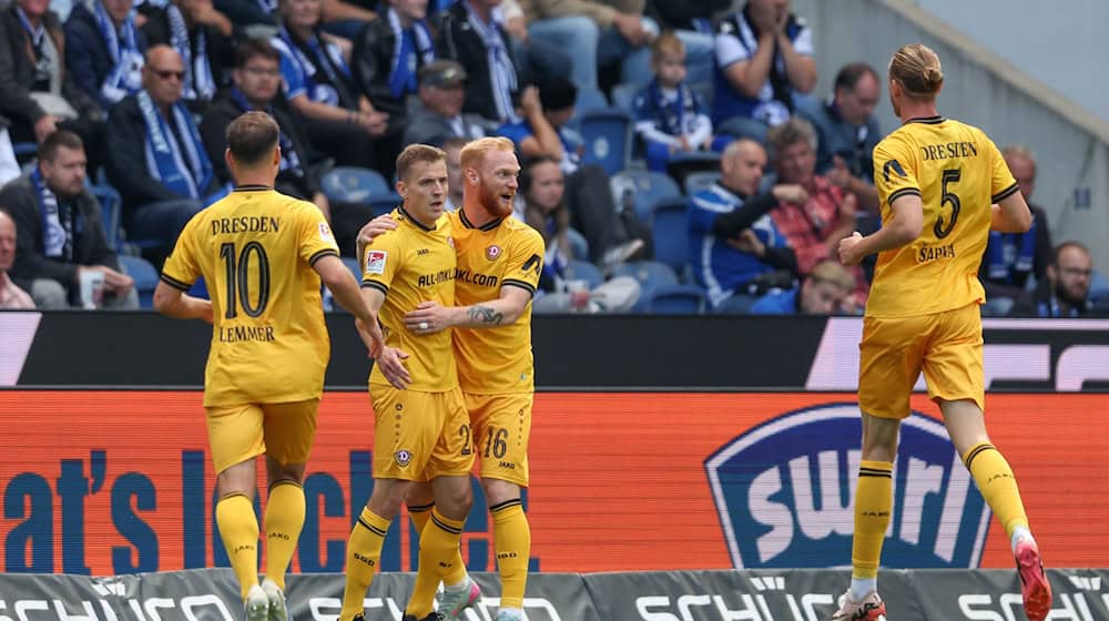 El goleador Niklas Hauptmann (2º por la izquierda, Dynamo Dresden) celebra su gol para el 1:0 / Foto: Friso Gentsch/dpa