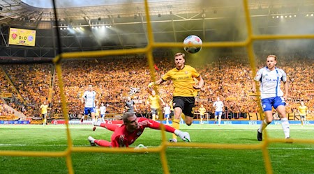 Dynamo's Christoph Daferner (M) fails once again against Schalke goalkeeper Loris Karius (l).  / Photo: Robert Michael/dpa