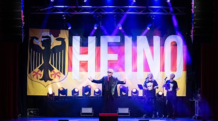 Heino solidarisiert sich nach Hymnen-Eklat mit Feuerwehrmann. (Archivbild) / Foto: Sebastian Kahnert/dpa