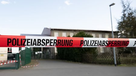 Grausiger Fund: Anfang April entdeckte der Mitarbeiter eines Agrarbetriebs im Landkreis Meißen zwei Tote in einem Güllebecken (Archivbild) / Foto: Sebastian Kahnert/dpa