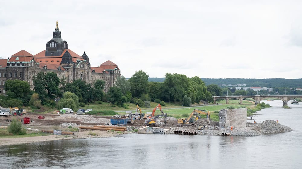 Bei den Abrissarbeiten an der Dresdner Carolabrücke ist erneut eine Bombe aus dem Zweiten Weltkrieg gefunden worden. (Archivbild) / Foto: Sebastian Kahnert/dpa