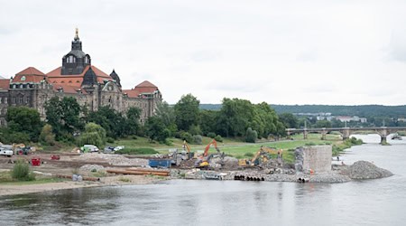 Bei den Abrissarbeiten an der Dresdner Carolabrücke ist erneut eine Bombe aus dem Zweiten Weltkrieg gefunden worden. (Archivbild) / Foto: Sebastian Kahnert/dpa