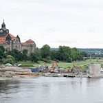 Bei den Abrissarbeiten an der Dresdner Carolabrücke ist erneut eine Bombe aus dem Zweiten Weltkrieg gefunden worden. (Archivbild) / Foto: Sebastian Kahnert/dpa