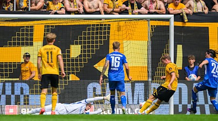  Christoph Daferner (Dynamo Dresden, 2nd from right) scores the goal to make it 1:1 / Photo: Robert Michael/dpa