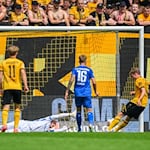  Christoph Daferner (Dynamo Dresden, 2.v.r.) erzielt das Tor zum 1:1. / Foto: Robert Michael/dpa