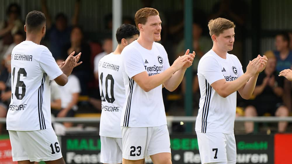 Now active in the Kreisliga: ex-professional Marcel Halstenberg (2nd from right). / Photo: Julian Stratenschulte/dpa