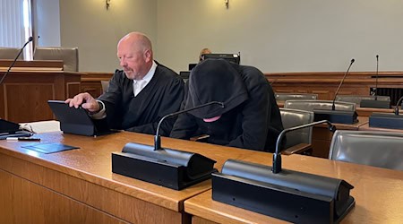 Der Angeklagte (r) sitzt im Verhandlungssaal des Landgerichts neben seinem Anwalt Rolf Franek. (Archivbild) / Foto: Birgit Zimmermann/dpa-Zentralbild/dpa