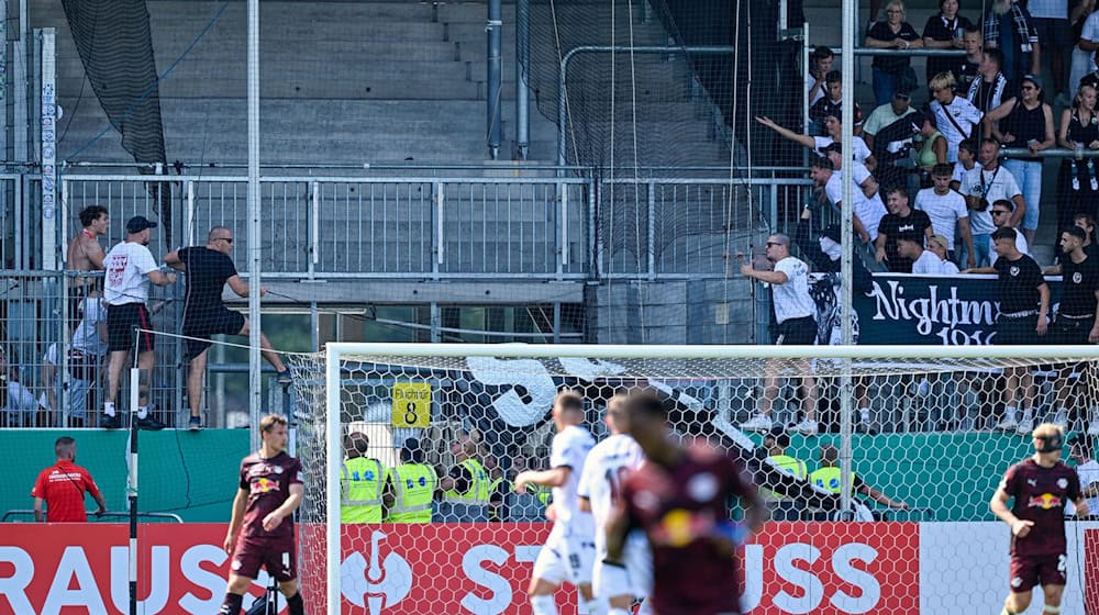 Fanowe lěhwa SV Sandhausen a wot RB Lipsk su werbalnje k sebi přišli. / Foto: Uwe Anspach/dpa