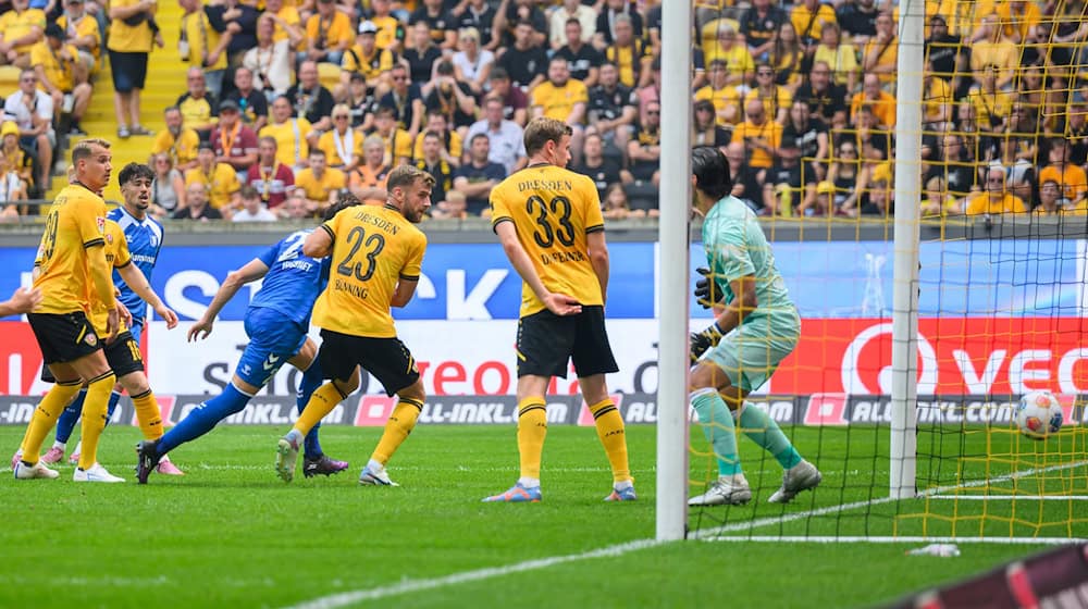 Magdeburg's Jean Hugonet (3rd from left) scores to make it 1:0 / Photo: Robert Michael/dpa