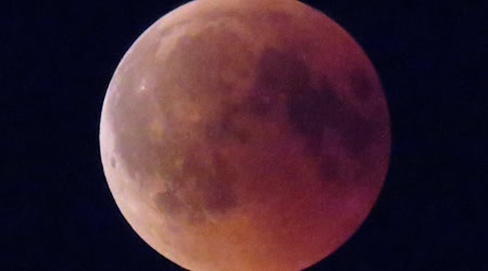 Wenn der Mond am 7. September gegen 19.30 Uhr aufgeht, wird er bereits verfinstert sein, so wie auf dieser Aufnahme einer vergangenen Mondfinsternis im Jahr 2018. Foto: Gudrun Stark