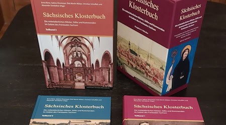 Die reich bebilderten Bände im Schmuckschuber sind optisch eine Augenweide und vom Inhalt her schwergewichtig.  Foto: Stadtverwaltung Kamenz