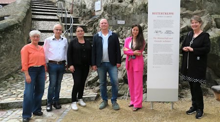 Ulrike Bennewitz und Eckard Müller vom Schlossverein, Hauptamtsleiterin Ines Haufe-Grätsch, Patrick Daniel Baer und Museumschefin Dr. Karina Iwe sowie die Direktorin der Sächsischen Landesstelle für Museumswesen, Katja Margarethe Mieth, sind bei der Präsentation des hausgeschichtlichen Leitfadens von Schloss Klippenstein dabei (v.l.n.r.). Foto: Matthias Stark