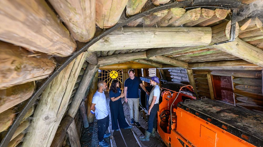 Twelve young adults from twelve countries are dedicating themselves to preserving the historic pipe trenches and the machinery of the visitor mine until August 30. / Photo: Hendrik Schmidt/dpa