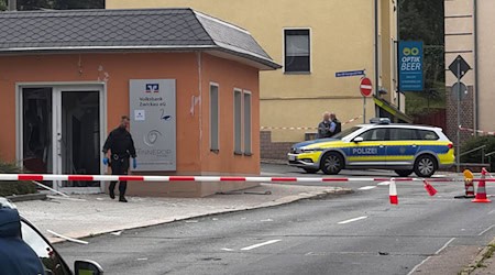 Nach der nächtlichen Sprengung eines Geldautomaten in Zwickau hat die Polizei zwei Tatverdächtige festgenommen.  / Foto: Stephan Fricke/NEWS5/dpa
