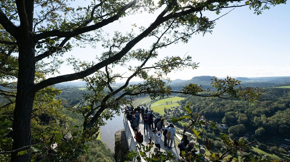 Die Bastei ist ein beliebtes Ziel bei Touristen. (Archivbild) / Foto: Sebastian Kahnert/dpa