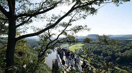 Die Bastei ist ein beliebtes Ziel bei Touristen. (Archivbild) / Foto: Sebastian Kahnert/dpa