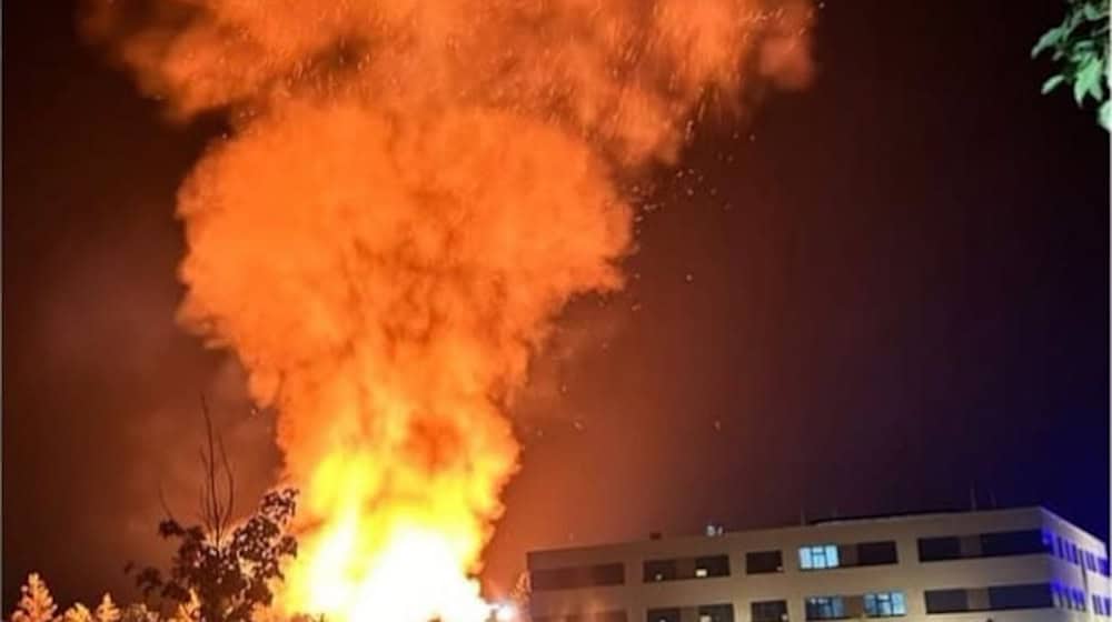 Großbrand in Taubenheim. kl. Foto: Die Lagerhalle am Morgen nach dem Brand. Fotos: Feuerwehr Burkhardswalde/Mallek