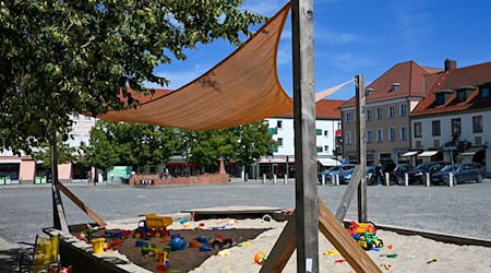 The Greens in the Saxon state parliament see shortcomings in heat protection in daycare centers and schools. (Symbolic image) / Photo: Jens Kalaene/dpa