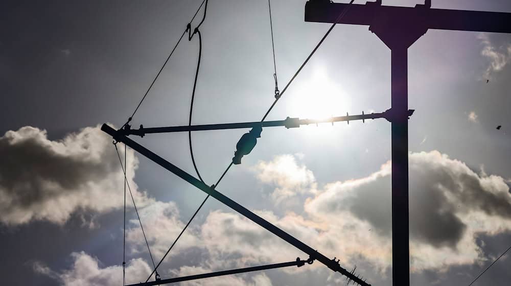 Los Verdes exigen claridad sobre la electrificación prevista de la línea ferroviaria de Dresde a Görlitz (imagen simbólica).  / Foto: Frank Molter/dpa