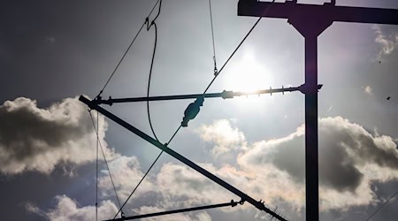 Zeleni žadaja sej jasnosć wo planowanej elektrifikaciji železniskeje čary z Drježdźan do Zhorjelca (symbolowy wobraz).  / Foto: Frank Molter/dpa