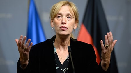 Bundesbildungsministerin Karin Prien (CDU) mahnt einen wirksamen Schutz von Kindern beim Thema Social Media an. / Foto: Robert Michael/dpa