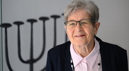 Eine der letzten Holocaust-Überlebenden in Sachsen: Die gebürtige Dresdnerin Renate Aris an ihrem 90. Geburtstag. / Foto: Hendrik Schmidt/dpa