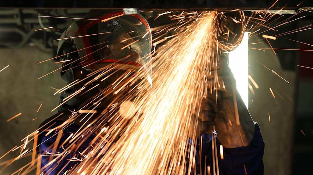 Die Stimmung in der ostdeutschen Wirtschaft hat sich laut einer Befragung des Dresdner Ifo Institutes im August leicht aufgehellt (Symbolbild).  / Foto: Jan Woitas/dpa-Zentralbild/dpa