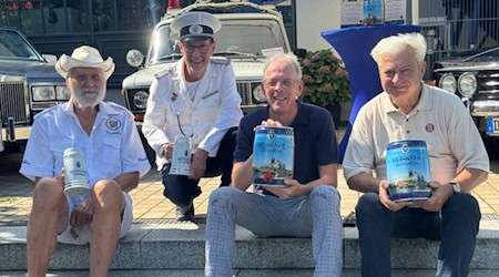 Oldtimerfans mit Brauerei-Marketingchef: v.l.n.r. Udo Schindler aus Radebeul vor einem 84er Cadillac, Frank Stritzke aus Radebeul vor einem Lada 1600 der Volkspolizei von 1983, Norbert Rogge (Brauerei) und Karel Gerolt aus Dresden vor einem Tatra 613 aus dem Jahr 1976. Foto: Ulf Mallek