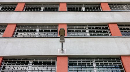 Blick auf das Chemnitzer Frauengefängnis. Dort ist eine Gefangene geflüchtet. (Archivbild) / Foto: Jan Woitas/dpa