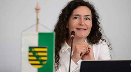 Sachsens Justizministerin Constanze Geiert (CDU) hat sich für die «Verfassungsviertelstunde» nach bayerischem Vorbild ausgesprochen (Archivbild). / Foto: Robert Michael/dpa