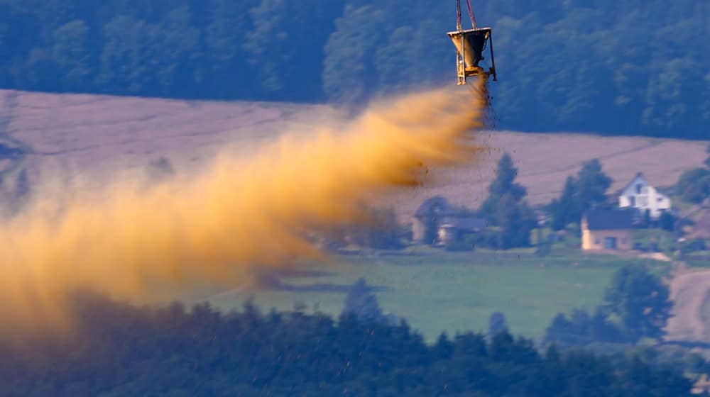 Magnesiumkalk wird aus der Luft abgeworfen.  / Foto: Hendrik Schmidt/dpa