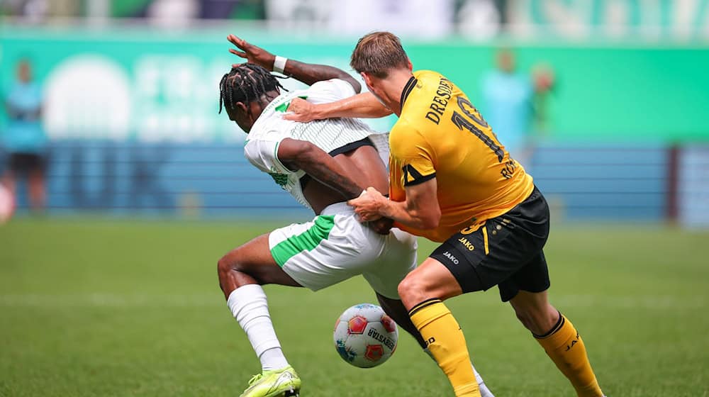 Fürth's two-goal scorer Noel Futkeu (l) fights for the ball with Alexander Rossipal / Photo: Daniel Karmann/dpa