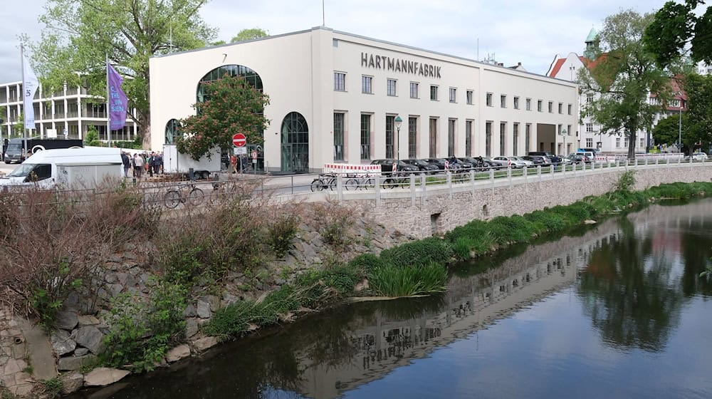 Jako interwenciske přestrjeń ke kulturnej stolicy bu historiska Hartmannowa fabrika z milionowym nałoženjom na prědka přinjesena. Z fabrikoweje ruiny sta so wopytowarski centrum kulturneje stolicy. (Archivbild) / Foto: Sebastian Willnow/dpa