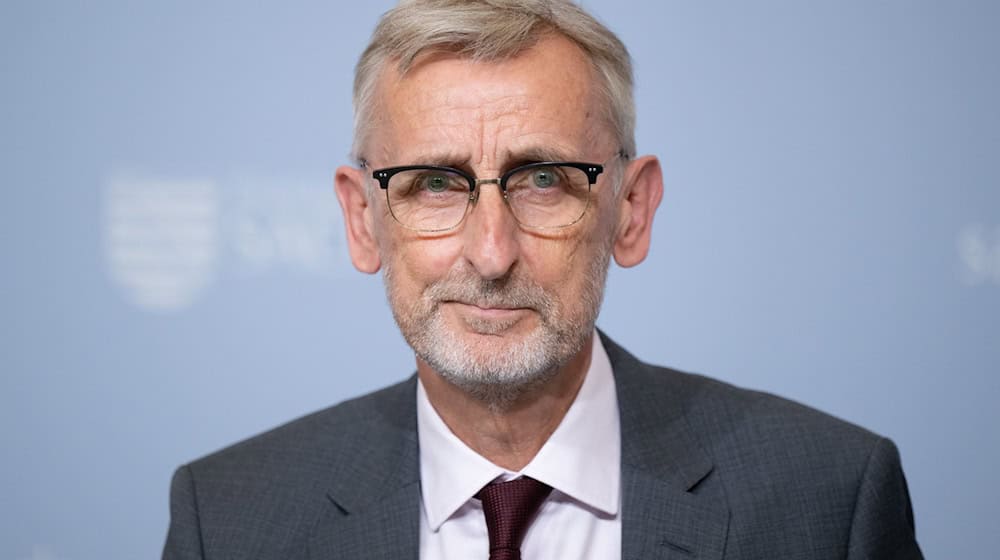 Nutřkowny minister Armin Schuster nadźija so wot komisije impulsy za šwižniši stat (archiwny wobraz). / Foto: Sebastian Kahnert/dpa