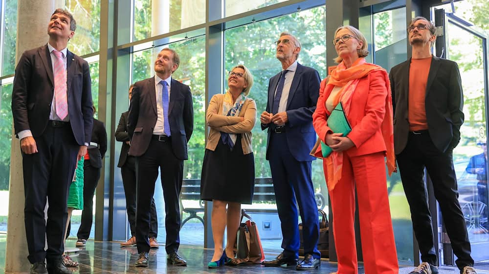 Ministerpräsident Michael Kretschmer (2.v.l.) hält die Idee einer Internationalen Bauausstellung im Leipziger Ideenland für eine große Chance.  / Foto: Jan Woitas/dpa