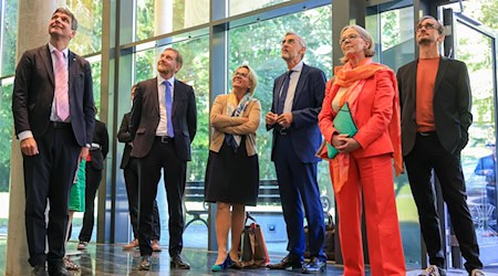 Ministerpräsident Michael Kretschmer (2.v.l.) hält die Idee einer Internationalen Bauausstellung im Leipziger Ideenland für eine große Chance.  / Foto: Jan Woitas/dpa