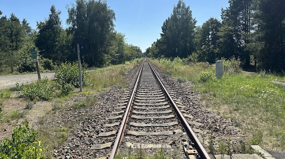 An einer Bahnstrecke zwischen Lohsa und Knappenrode wurde die Leiche des vermissten 13-Jährigen entdeckt. / Foto: Danilo Dittrich/dpa