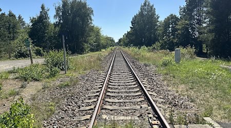 An einer Bahnstrecke zwischen Lohsa und Knappenrode wurde die Leiche des vermissten 13-Jährigen entdeckt. / Foto: Danilo Dittrich/dpa