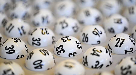 Two players have won almost one million euros in the lottery. (Symbol photo) / Photo: Bernd Weißbrod/dpa