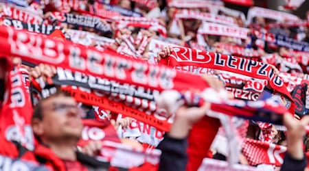 In Torgau ist ein Fan des Fußball-Bundesligisten RB Leipzig von vier Männern attackiert worden (Symbolbild).  / Foto: Jan Woitas/dpa
